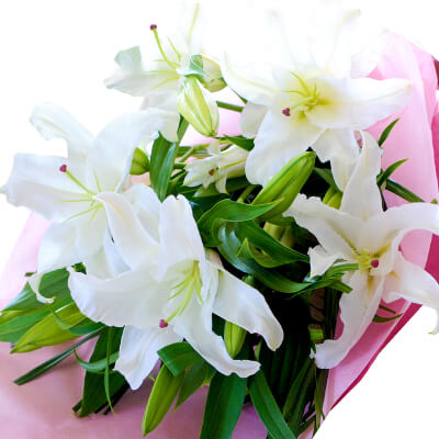 豪華大輪系 白いユリの花束